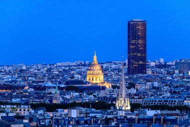 Bu manzara fotoğrafı Avrupa 'da, Fransa' da, Fransa 'da, Paris' te, yazın çekildi. Amerikan Katedrali 'ni, Invalides' i ve güneşin altındaki Montparnasse Kulesi 'ni görüyoruz..