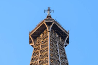 Bu manzara fotoğrafı Avrupa 'da, Fransa' da, Fransa 'da, Paris' te, yazın çekildi. Eyfel Kulesi 'ni görüyoruz, güneşin altında..