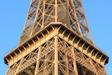 Bu manzara fotoğrafı Avrupa 'da, Fransa' da, Fransa 'da, Paris' te, yazın çekildi. Eyfel Kulesi 'ni görüyoruz, güneşin altında..