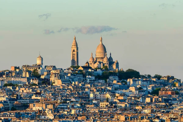 Bu manzara fotoğrafı Avrupa 'da, Fransa' da, Fransa 'da, Paris' te, yazın çekildi. Montmartre tepesinde, güneşin altında Kutsal Kalp Bazilikası 'nı görüyoruz..