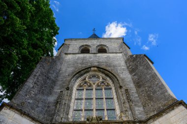 Bu manzara fotoğrafı Avrupa 'da, Fransa' da, Burgundy 'de, Nievre' de, Pouilly sur Loire 'da, Nevers' e doğru yazın çekildi. Şarap yetiştiren kırsalda, güneşin altında eski köyü görüyoruz..