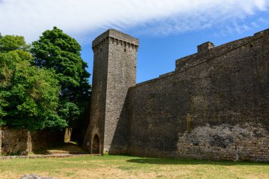 Bu manzara fotoğrafı Avrupa 'da, Fransa' da, Occitania 'da, Aveyron' da, La Couvertoirade 'da, yazın çekildi. Ortaçağ köyünün sokaklarını görüyoruz, güneşin altında..
