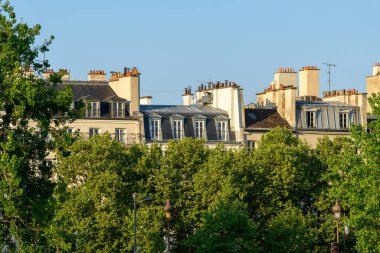 Bu manzara fotoğrafı Avrupa 'da, Fransa' da, Fransa 'da, Paris' te, yazın çekildi. Güneşin altındaki çatıları görüyoruz..