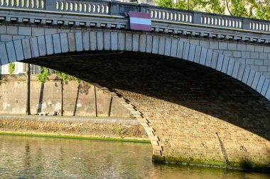 Bu manzara fotoğrafı Avrupa 'da, Fransa' da, Fransa 'da, Paris' te, Seine nehrinin kıyısında, yazın çekildi. Güneşin altındaki Pont Louis-Philippe 'i görüyoruz..