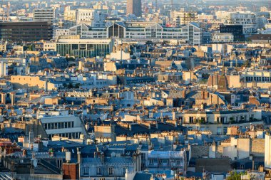 Bu manzara fotoğrafı Avrupa 'da, Fransa' da, Fransa 'da, Paris' te, yazın çekildi. Paris 'in çatılarını görüyoruz, güneşin altında..