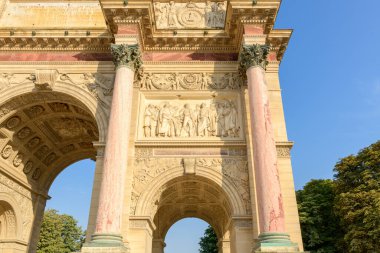 Bu manzara fotoğrafı Avrupa 'da, Fransa' da, Fransa 'da, Paris' te, yazın çekildi. Güneş 'in altında Zafer Takı du Atlıkarınca' yı görüyoruz..