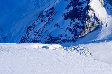 Bu manzara fotoğrafı Avrupa 'da, Fransa' da, Rhone Alpes 'te, Savoie' de, Alpler 'de, kışın çekildi. Mont Blanc 'ın dağlarında kar görüyoruz. Güneşin altında..