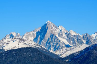 Bu manzara fotoğrafı Avrupa 'da, Fransa' da, Rhone Alpes 'te, Savoie' de, Alpler 'de, kışın çekildi. Mont Blanc 'ın kalabalığında Aiguille Verte' yi görüyoruz, güneşin altında..