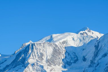 Bu manzara fotoğrafı Avrupa 'da, Fransa' da, Rhone Alpes 'te, Savoie' de, Alpler 'de, kışın çekildi. Mont Blanc 'ın zirvelerini görüyoruz, güneşin altında..