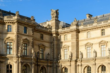 Bu manzara fotoğrafı Avrupa 'da, Fransa' da, Fransa 'da, Paris' te, yazın çekildi. Louvres 'i görüyoruz, güneşin altında..