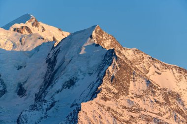 Bu manzara fotoğrafı Avrupa 'da, Fransa' da, Rhone Alpes 'te, Savoie' de, Alpler 'de, kışın çekildi. Güneş tarafından aydınlatılan Aiguille de Bionnassay 'i görüyoruz, güneşin altında..