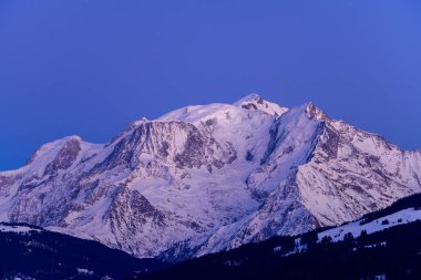 Bu manzara fotoğrafı Avrupa 'da, Fransa' da, Rhone Alpes 'te, Savoie' de, Alpler 'de, kışın çekildi. Geceleri ormanları ve Mont Blanc topluluğunu görüyoruz..