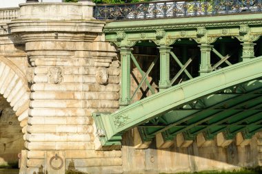 Bu manzara fotoğrafı Avrupa 'da, Fransa' da, Fransa 'da, Paris' te, Seine nehrinin kıyısında, yazın çekildi. Pont Notre-Dame 'ı görüyoruz, güneşin altında..