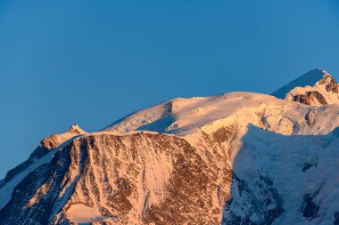 Bu manzara fotoğrafı Avrupa 'da, Fransa' da, Rhone Alpes 'te, Savoie' de, Alpler 'de, kışın çekildi. Mont Blanc kalabalığını görebilirsiniz..