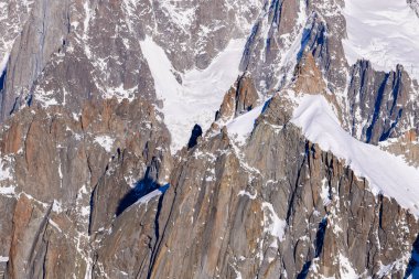 Bu manzara fotoğrafı Avrupa 'da, Fransa' da, Rhone Alpes 'te, Savoie' de, Alpler 'de, kışın çekildi. Mont Blanc 'ın sarp dağlarını görüyoruz, güneşin altında..