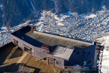 Bu manzara fotoğrafı Avrupa 'da, Fransa' da, Rhone Alpes 'te, Savoie' de, Alpler 'de, kışın çekildi. Aiguille du Midi 'nin Mont Blanc' ta, güneşin altında kurulduğunu görüyoruz..