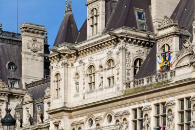 Bu manzara fotoğrafı Avrupa 'da, Fransa' da, Fransa 'da, Paris' te, Seine nehrinin kıyısında, yazın çekildi. Belediye binasını görüyoruz, güneşin altında..