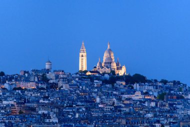 Bu manzara fotoğrafı Avrupa 'da, Fransa' da, Fransa 'da, Paris' te, yazın çekildi. Montmartre tepesinde, güneşin altında Kutsal Kalp Bazilikası 'nı görüyoruz..