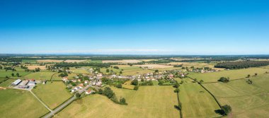 Bu manzara fotoğrafı Avrupa 'da, Fransa' da, Burgundy 'de, Nievre' de, Saint-Germain-Chassenay 'de, Nevers yakınlarında, yazın çekildi. Kırsalın ortasında, güneşin altında geleneksel bir köy görüyoruz..