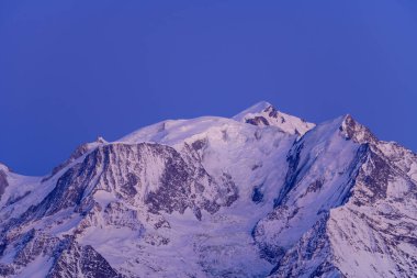 Bu manzara fotoğrafı Avrupa 'da, Fransa' da, Rhone Alpes 'te, Savoie' de, Alpler 'de, kışın çekildi. Mont Blanc kalabalığını görebilirsiniz..