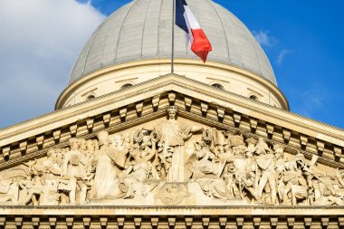 Bu manzara fotoğrafı Avrupa 'da, Fransa' da, Fransa 'da, Paris' te, yazın çekildi. Güneşin altında Panteon 'u görüyoruz..