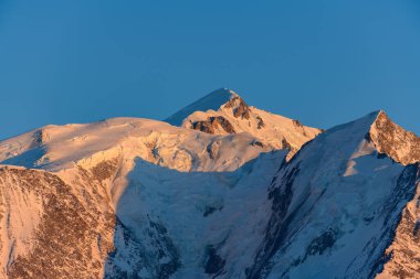 Bu manzara fotoğrafı Avrupa 'da, Fransa' da, Rhone Alpes 'te, Savoie' de, Alpler 'de, kışın çekildi. Mont Blanc kalabalığını ve karla kaplı tepelerini görüyoruz, güneşin altında..