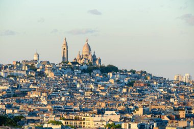 Bu manzara fotoğrafı Avrupa 'da, Fransa' da, Fransa 'da, Paris' te, yazın çekildi. Montmartre tepesinde, güneşin altında Kutsal Kalp Bazilikası 'nı görüyoruz..