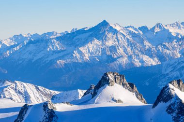 Bu manzara fotoğrafı Avrupa 'da, Fransa' da, Rhone Alpes 'te, Savoie' de, Alpler 'de, kışın çekildi. Güneşin altında Grivola Dağı ve Gran Paradiso 'yu görüyoruz..