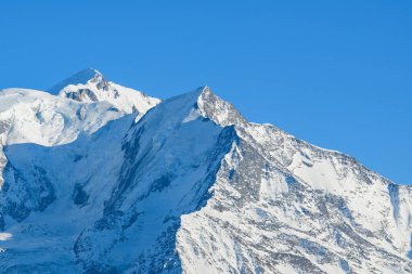 Bu manzara fotoğrafı Avrupa 'da, Fransa' da, Rhone Alpes 'te, Savoie' de, Alpler 'de, kışın çekildi. Sabah Aiguille de Bionnassay 'i izleyeceğiz, güneşin altında..