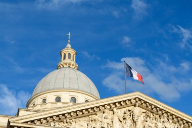 Bu manzara fotoğrafı Avrupa 'da, Fransa' da, Fransa 'da, Paris' te, yazın çekildi. Güneşin altında Panteon 'u görüyoruz..