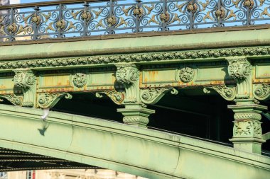 Bu manzara fotoğrafı Avrupa 'da, Fransa' da, Fransa 'da, Paris' te, Seine nehrinin kıyısında, yazın çekildi. Pont Notre-Dame 'ı görüyoruz, güneşin altında..
