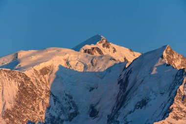 Bu manzara fotoğrafı Avrupa 'da, Fransa' da, Rhone Alpes 'te, Savoie' de, Alpler 'de, kışın çekildi. Mont Blanc 'ın zirvesini gün batımında görüyoruz..