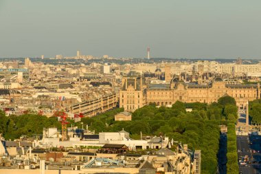 Bu manzara fotoğrafı Avrupa 'da, Fransa' da, Fransa 'da, Paris' te, yazın çekildi. Louvres 'i görüyoruz, güneşin altında..