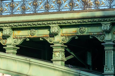 Bu manzara fotoğrafı Avrupa 'da, Fransa' da, Fransa 'da, Paris' te, Seine nehrinin kıyısında, yazın çekildi. Pont Notre-Dame 'ı görüyoruz, güneşin altında..