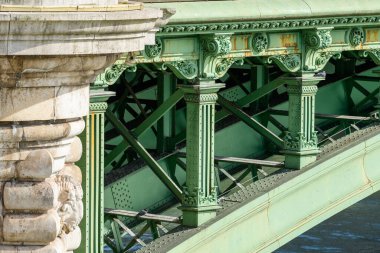 Bu manzara fotoğrafı Avrupa 'da, Fransa' da, Fransa 'da, Paris' te, Seine nehrinin kıyısında, yazın çekildi. Pont Notre Dame 'ı görüyoruz, güneşin altında..