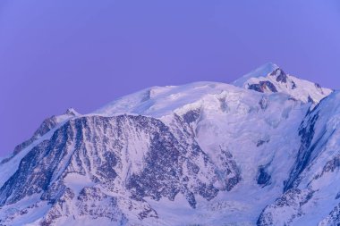 Bu manzara fotoğrafı Avrupa 'da, Fransa' da, Rhone Alpes 'te, Savoie' de, Alpler 'de, kışın çekildi. Mont Blanc 'ın kalabalığını ve geceleri karla kaplı tepelerini görebilirsiniz..