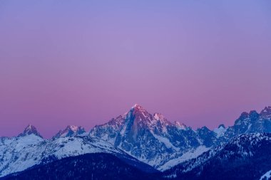 Bu manzara fotoğrafı Avrupa 'da, Fransa' da, Rhone Alpes 'te, Savoie' de, Alpler 'de, kışın çekildi. Aiguille Verte 'yi ve pembe gökyüzünü görebilirsiniz, güneşin altında..