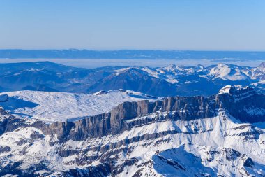 Bu manzara fotoğrafı Avrupa 'da, Fransa' da, Rhone Alpes 'te, Savoie' de, Alpler 'de, kışın çekildi. Güneşin altında La Chaine des Fiz 'i görüyoruz..