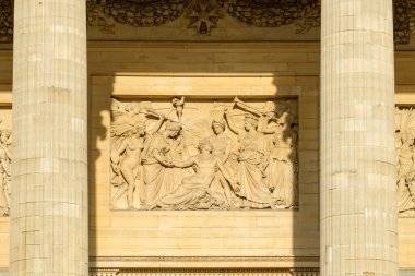 Bu manzara fotoğrafı Avrupa 'da, Fransa' da, Fransa 'da, Paris' te, yazın çekildi. Güneşin altında Panteon 'u görüyoruz..