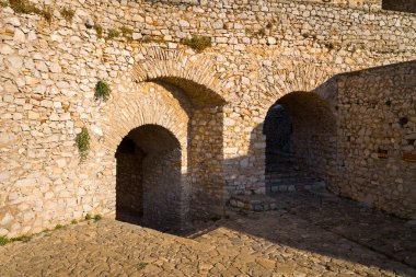 Bu manzara fotoğrafı Avrupa 'da, Yunanistan' da, Peloponnese 'de, Argolis' te, Nafplio 'da, Myrto sahilinde, yazın çekildi. Palamidi Kalesi 'nin taştan içini görüyoruz, güneşin altında..