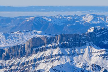 Bu manzara fotoğrafı Avrupa 'da, Fransa' da, Rhone Alpes 'te, Savoie' de, Alpler 'de, kışın çekildi. Güneşin altında La Chaine des Fiz 'i görüyoruz..