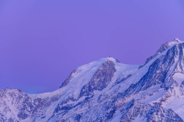 Bu manzara fotoğrafı Avrupa 'da, Fransa' da, Rhone Alpes 'te, Savoie' de, Alpler 'de, kışın çekildi. Mont Blanc du Tacul 'u Soleil' de, güneşin altında görüyoruz..