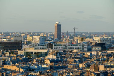 Bu manzara fotoğrafı Avrupa 'da, Fransa' da, Fransa 'da, Paris' te, yazın çekildi. Güneşin altındaki Paris banliyölerini görüyoruz..