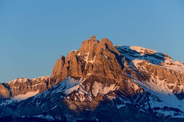 Bu manzara fotoğrafı Avrupa 'da, Fransa' da, Rhone Alpes 'te, Savoie' de, Alpler 'de, kışın çekildi. Tete du Colonney, Aiguille Rouge ve Varan 'ın kayalık uçurumlarını görebilirsiniz..