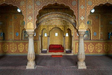 Bu manzara fotoğrafı Asya, Hindistan, Rajasthan, Bikaner, Summer 'da çekildi. Fort Junagarh Kalesi 'nin resepsiyon salonunu görüyoruz, güneşin altında..