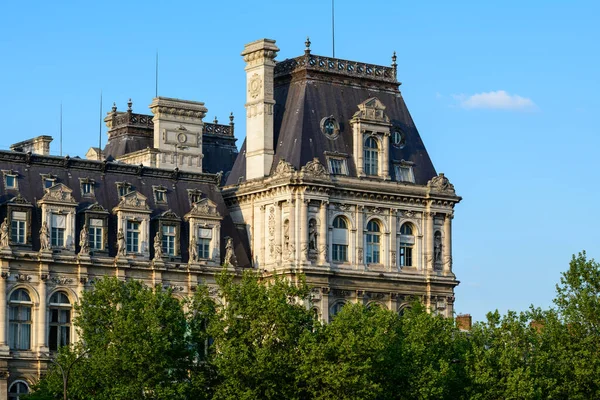 Bu manzara fotoğrafı Avrupa 'da, Fransa' da, Fransa 'da, Paris' te, yazın çekildi. Belediye binasını görüyoruz, güneşin altında..