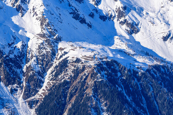 Это пейзажное фото было сделано в Европе, во Франции, Рона Альпы, в Савойе, в Альпах, зимой. Вы можете увидеть Aiguillette des Houches, под солнцем.