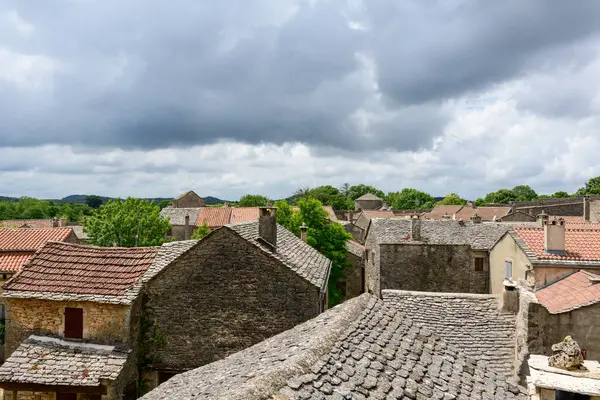 Bu manzara fotoğrafı Avrupa 'da, Fransa' da, Occitania 'da, Aveyron' da, La Couvertoirade 'da, yazın çekildi. Ortaçağ köyünün sokaklarını görüyoruz, güneşin altında..