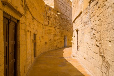 Bu manzara fotoğrafı Asya, Hindistan, Rajasthan, Jaisalmer, Summer 'da çekildi. Jaisalmer Kalesi 'nin Sokakları' nı görüyoruz, güneşin altında..