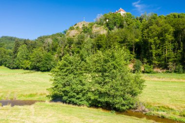 Bu manzara fotoğrafı Avrupa 'da, Fransa' da, Burgundy 'de, Nievre' de, Şato Chinon yakınlarında, yazın çekildi. Ormanları ve yeşil tarlaları olan kırsal bölgeleri görüyoruz, güneşin altında..